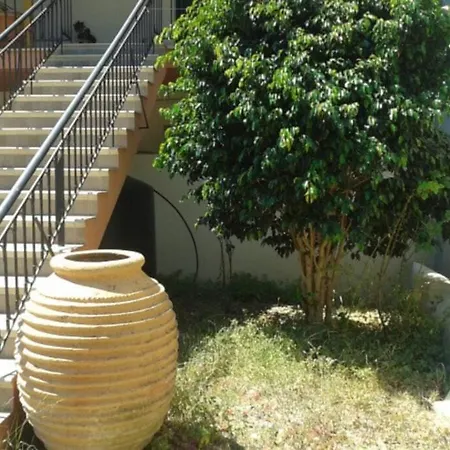 Vardia & Apartment Mikros Gialos