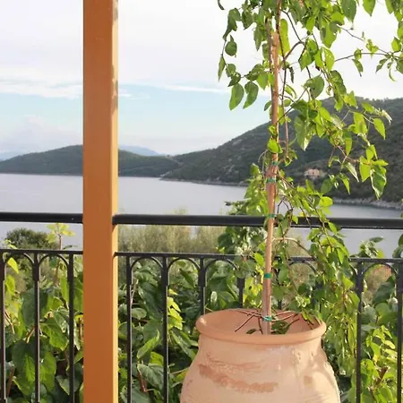Vardia & Apartment Mikros Gialos